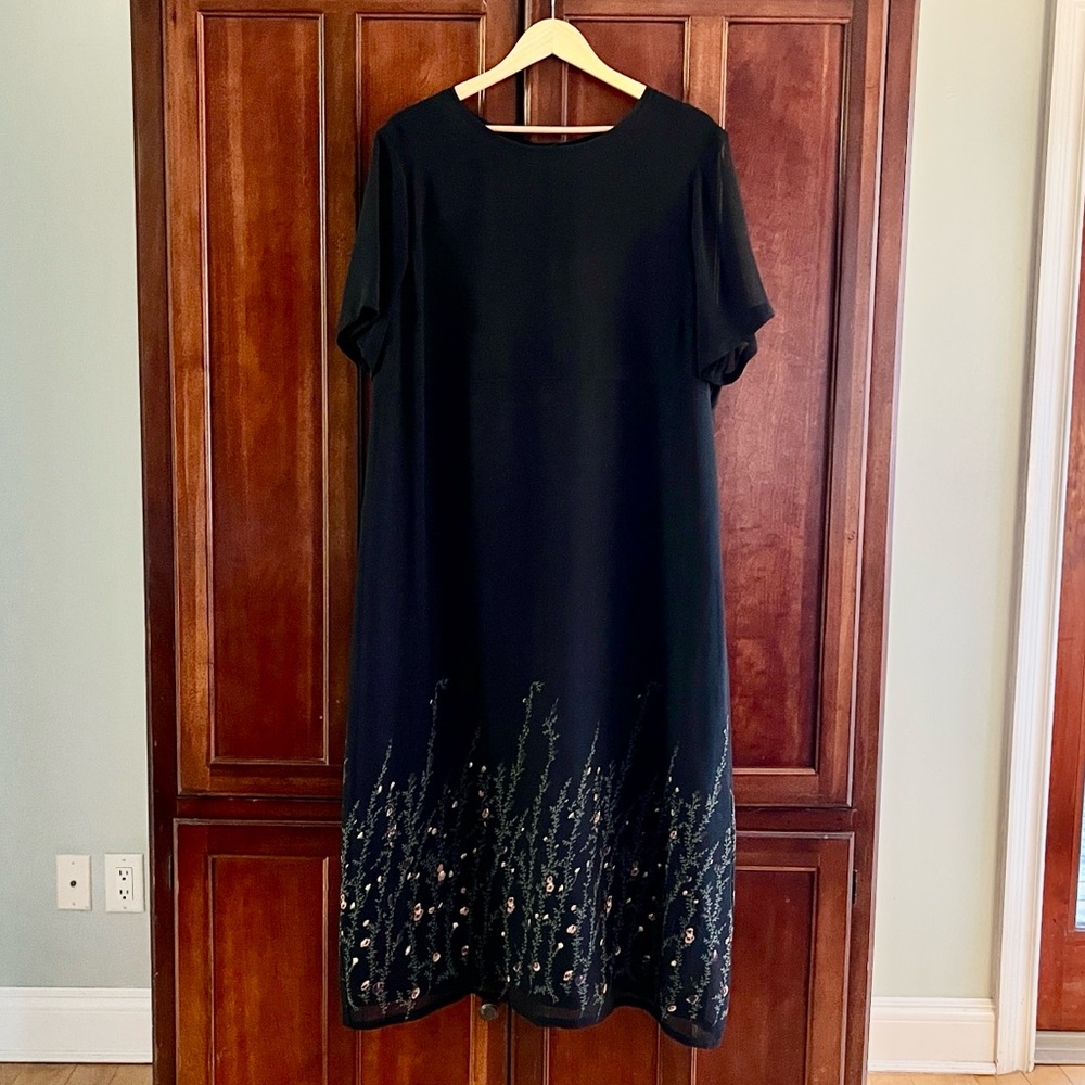 Bice by Sag Harbor Vintage Maxi Short Sleeve Dress. Black with Tab Floral Design
